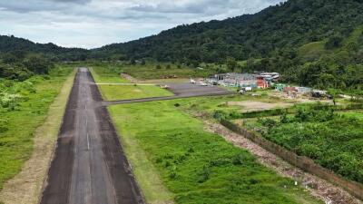 El acceso a Bah?a Solano es principalmente por v?a a?rea, con vuelos diarios desde Medell?n, Quibd?, Cali y Bogot? al aeropuerto Jos? Celestino Mutis. El acceso a Bah?a Solano es principalmente por v?a a?rea, con vuelos diarios desde Medell?n, Quibd?, Cali y Bogot? al aeropuerto Jos? Celestino Mutis.