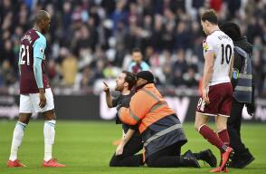 302371_Foto: Hinchas del West Ham ingresaron al campo/AFP