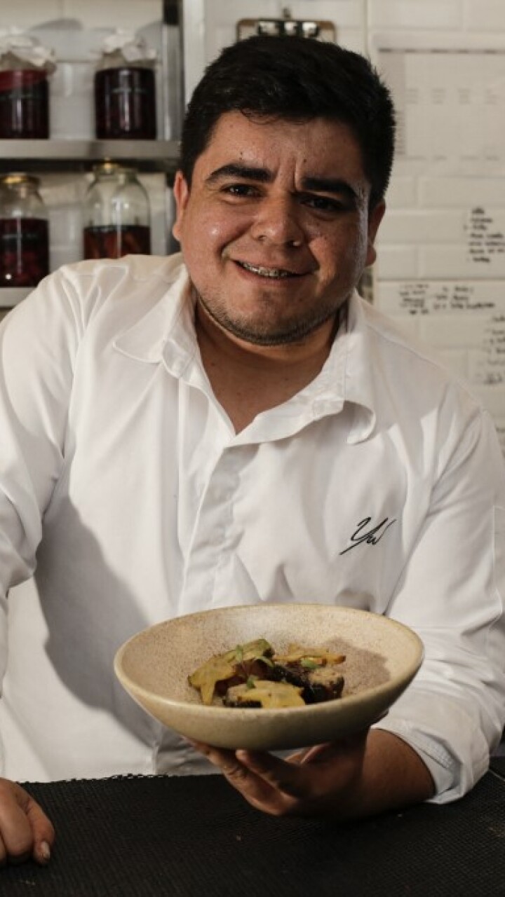 La hoja de coca molida un ingrediente especial en la comida del chef