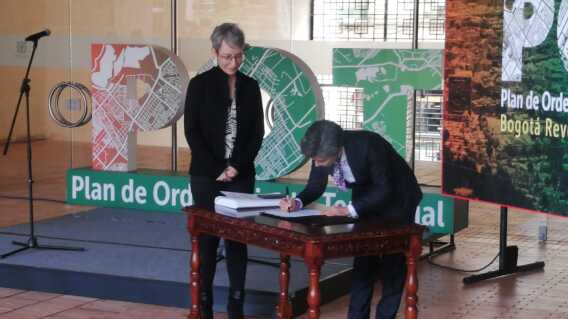 Claudia López firma decreto del POT Claudia López firma decreto del POT