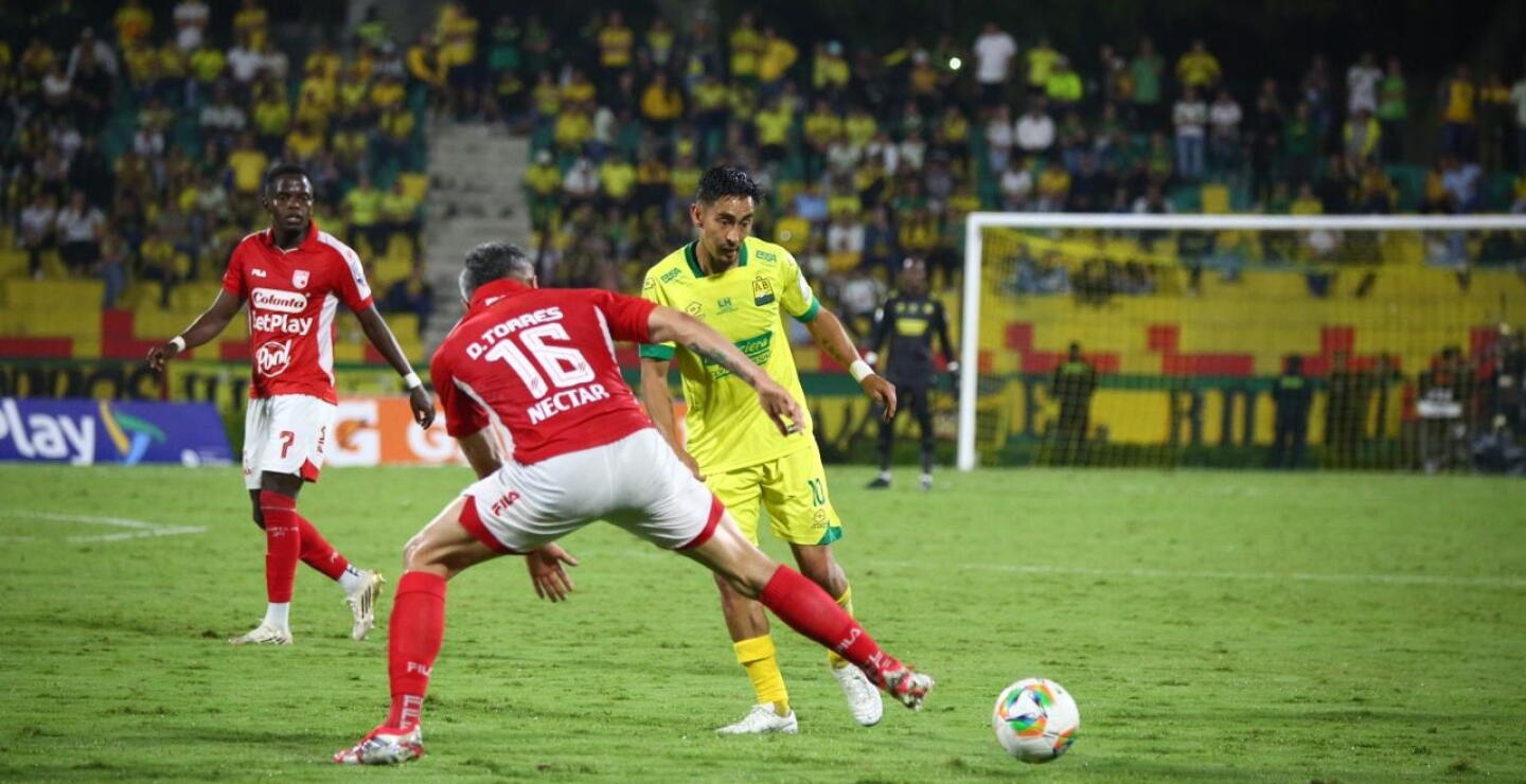 Acción de juego entre Bucaramanga y Santa Fe por la fecha 14 de la Liga BetPlay I-2026.