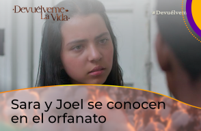 Sara y Joel se conocen en el orfanato en Devuélveme la Vida.