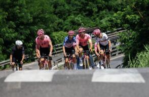 Grupo de ciclistas en la previa del Tour de Francia 2024