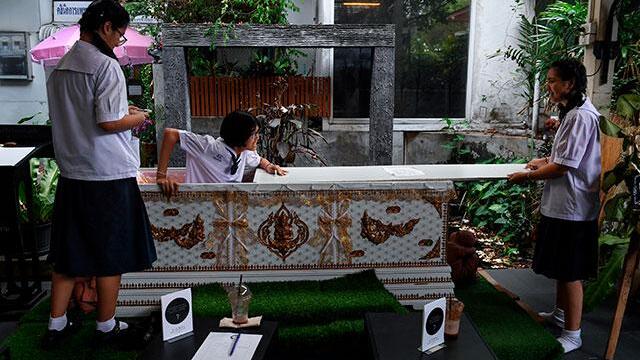 Tomar café dentro de un ataúd: la inusual propuesta de un negocio en Tailandia