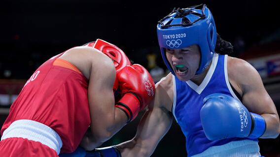 Jennny Arias, boxeadora colombiana (de azul). Jennny Arias, boxeadora colombiana (de azul).