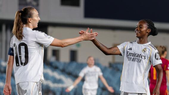 Linda Caicedo (der.) junto a Caroline Weir en medio de un festejo de gol del Real Madrid en la Champions Femenina. 