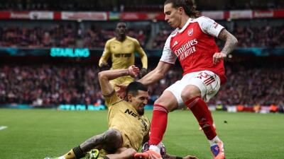 Daniel Muñoz enfrentó al Arsenal