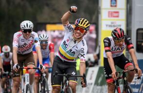 Sergio Higuita celebrando su victoria en el Tour de Romandía 2022.  Sergio Higuita celebrando su victoria en el Tour de Romandía 2022.