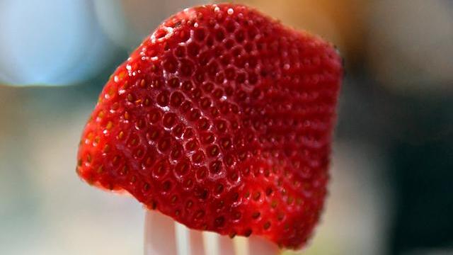 Sacan agujas de la venta en Australia ante psicosis por fresas