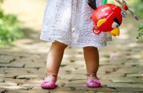 Muere niña de 2 años tras ser golpeada por un objeto que salió volando de un vehículo