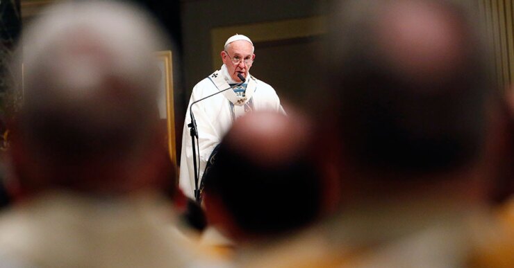 A sus 78 años, el papa, que realiza un viaje de ocho días por Cuba y Estados Unidos, camina lentamente y rengueando. Cuando sube o baja escalones cerca de un altar o en un atrio, uno de los sacerdotes que lo acompañan a menudo lo toma discretamente del