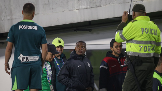 Andrés Felipe Román se retiró del estadio El Campín, tras desmayo en Santa Fe vs. Nacional Andrés Felipe Román se retiró del estadio El Campín, tras desmayo en Santa Fe vs. Nacional