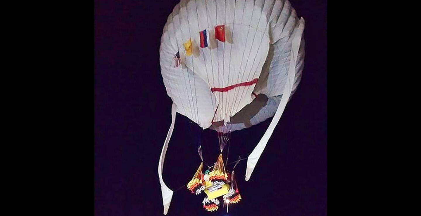 Dos pilotos en un globo de helio aterrizaron el sábado sin problemas en las costas de México, después de completar un viaje de casi 11.300 kilómetros (7.000 millas) a través del Océano Pacífico.