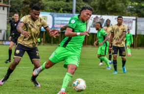 Acción de juego en el duelo entre Águilas Doradas y Atlético Nacional, por Liga.