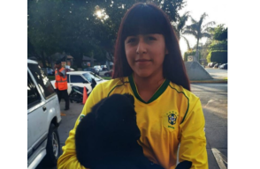 Joven que entró a una pizzería con su perro