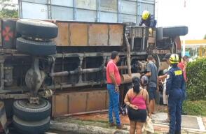 Camión de gaseosas se volcó y 200 personas corrieron a saquearlo