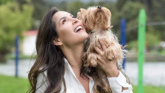 Carmen Villalobos y su perrito Carmen Villalobos y su perrito