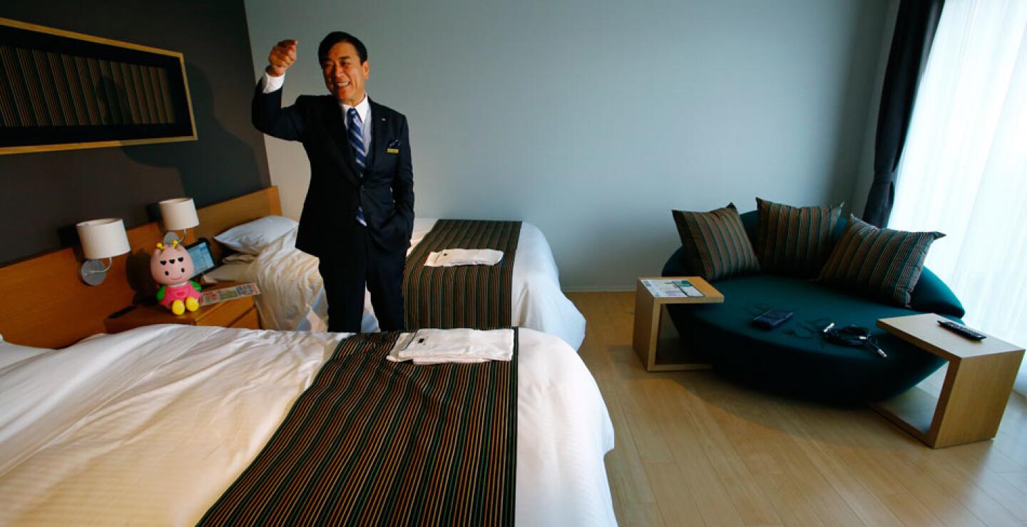 Hideo Sawada, que dirige el hotel, insiste en que los robots mejoran la eficiencia y ahorran costos.