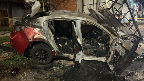 Vehículo terminó incinerado en medio de un atentado sicarial que desató grave accidente.jpg
