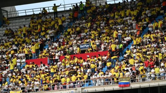 Hinchas de la Selección Colombia en un partido en el Metropolitano. 