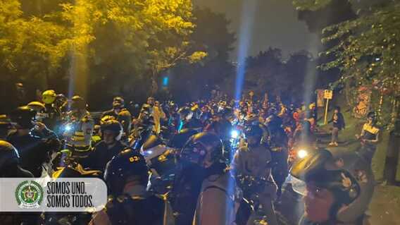 Decenas de motos inmovilizadas y personas sancionadas por hacer una caravana en Medellín Decenas de motos inmovilizadas y personas sancionadas por hacer una caravana en Medellín