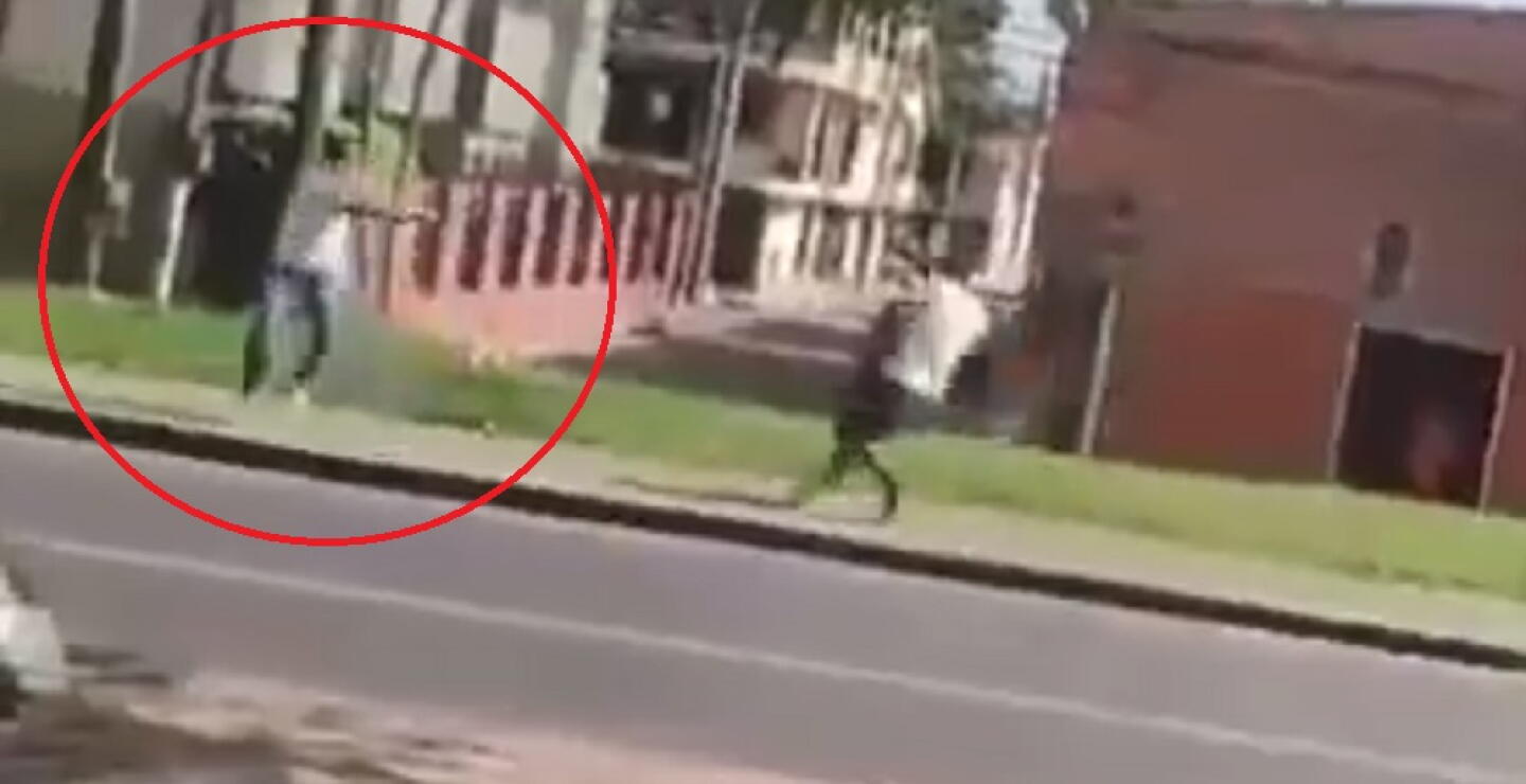 Hombre le disparó a limpiavidrios con un arma traumática y el momento quedó grabado