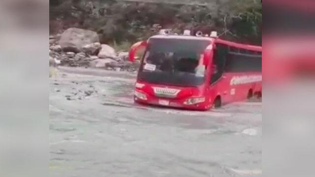 Se quedaron sin puente y el paso que habilitaron por río Negro es un verdadero peligro Se quedaron sin puente y el paso que habilitaron por río Negro es un verdadero peligro