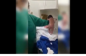 296828_BLU Radio. Bebé que intenta caminar 20 minutos después de nacer // Foto: Captura YouTube