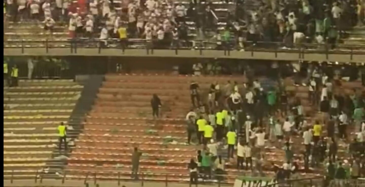 Pelea de hinchas de Nacional y Sao Paulo en el Atanasio Girardot. 