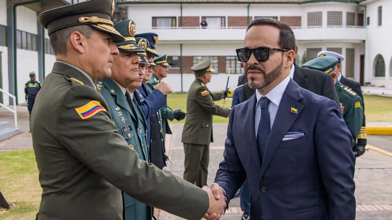 Photo: bluradio.com Ceremonia de reconocimiento cúpula militar, director de la Policía Nacional