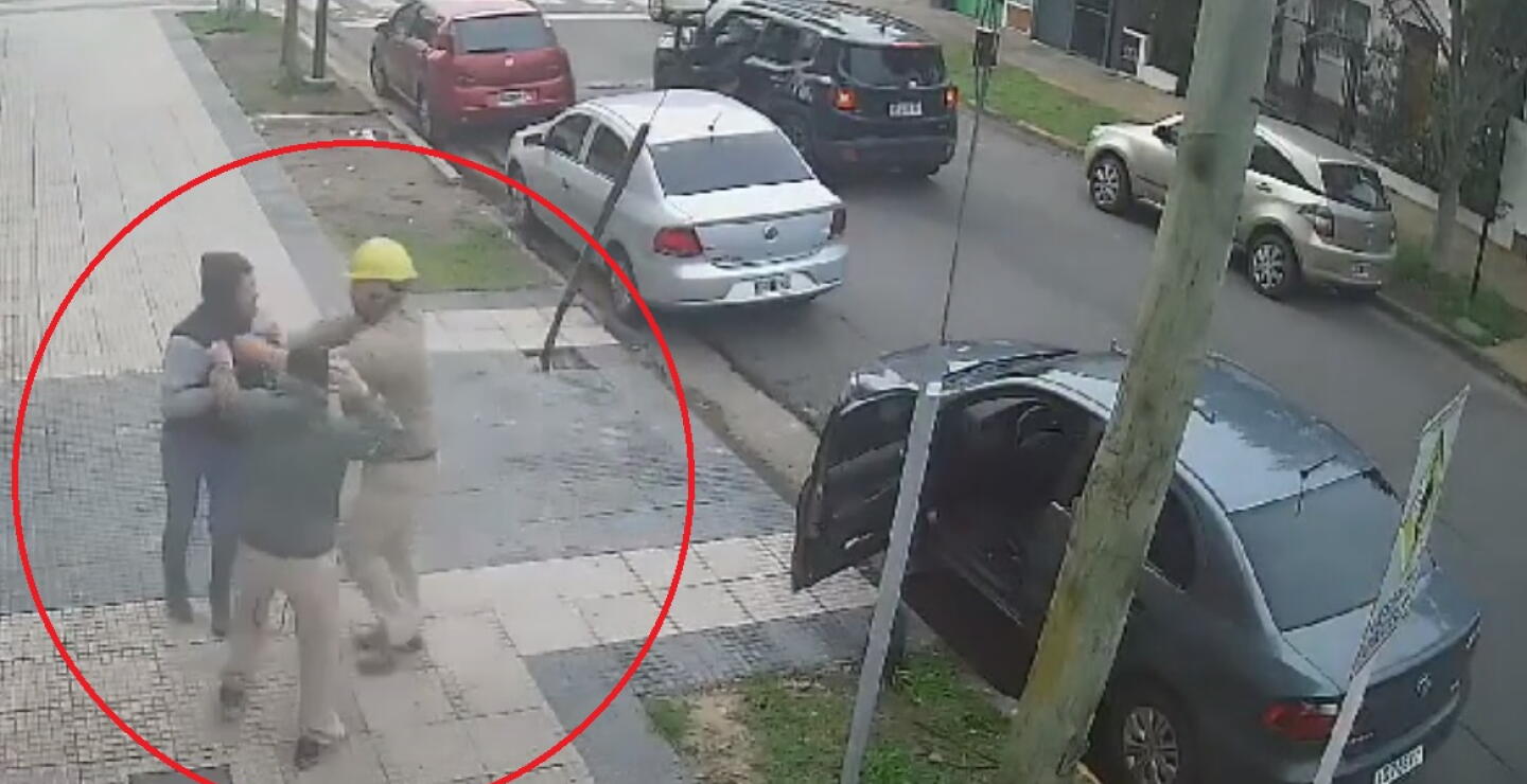 Video: obreros capturan a un ladrón que se iba a llevar un carro