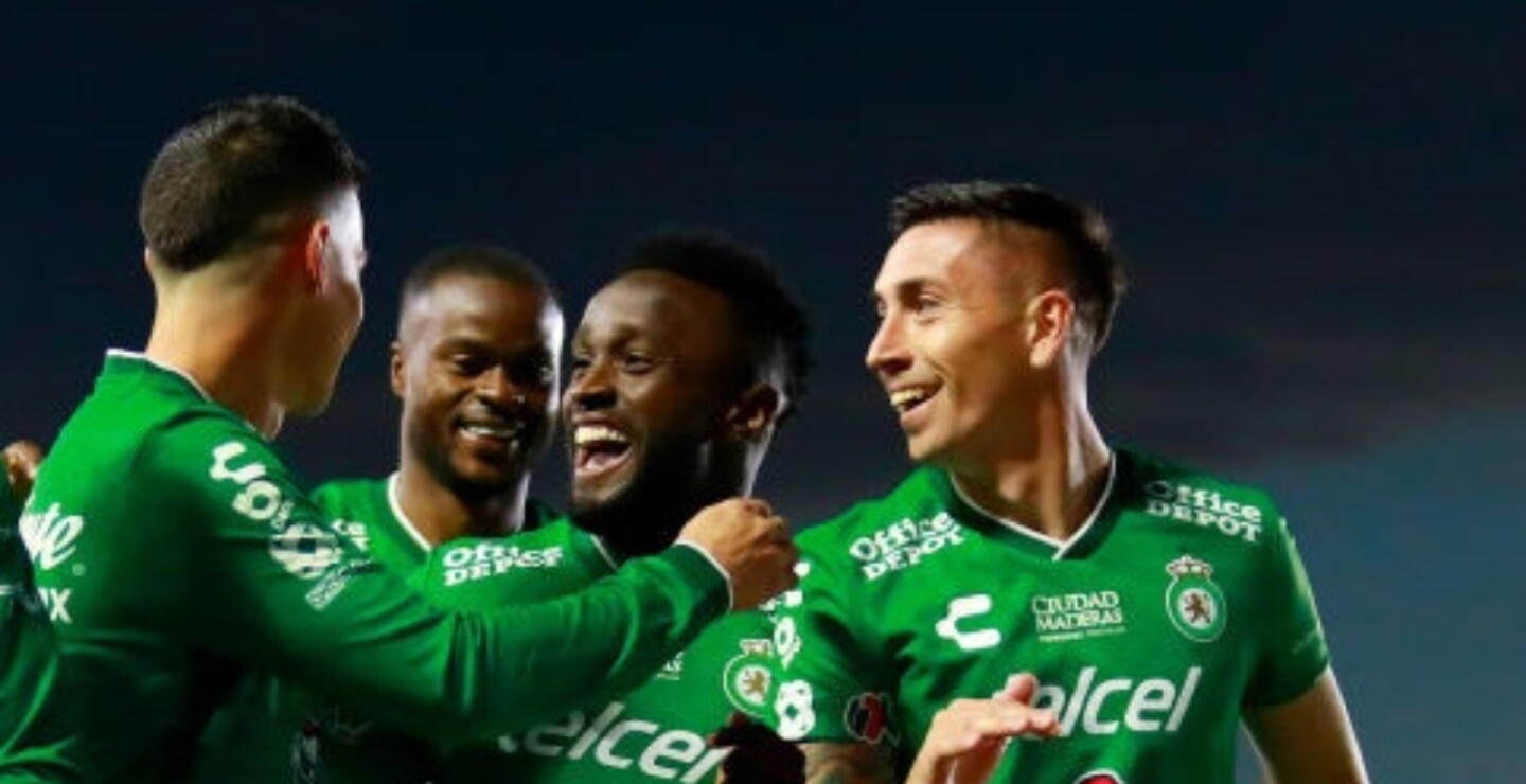 Steven Mendoza con James Rodríguez en un partido con León en la Liga MX.