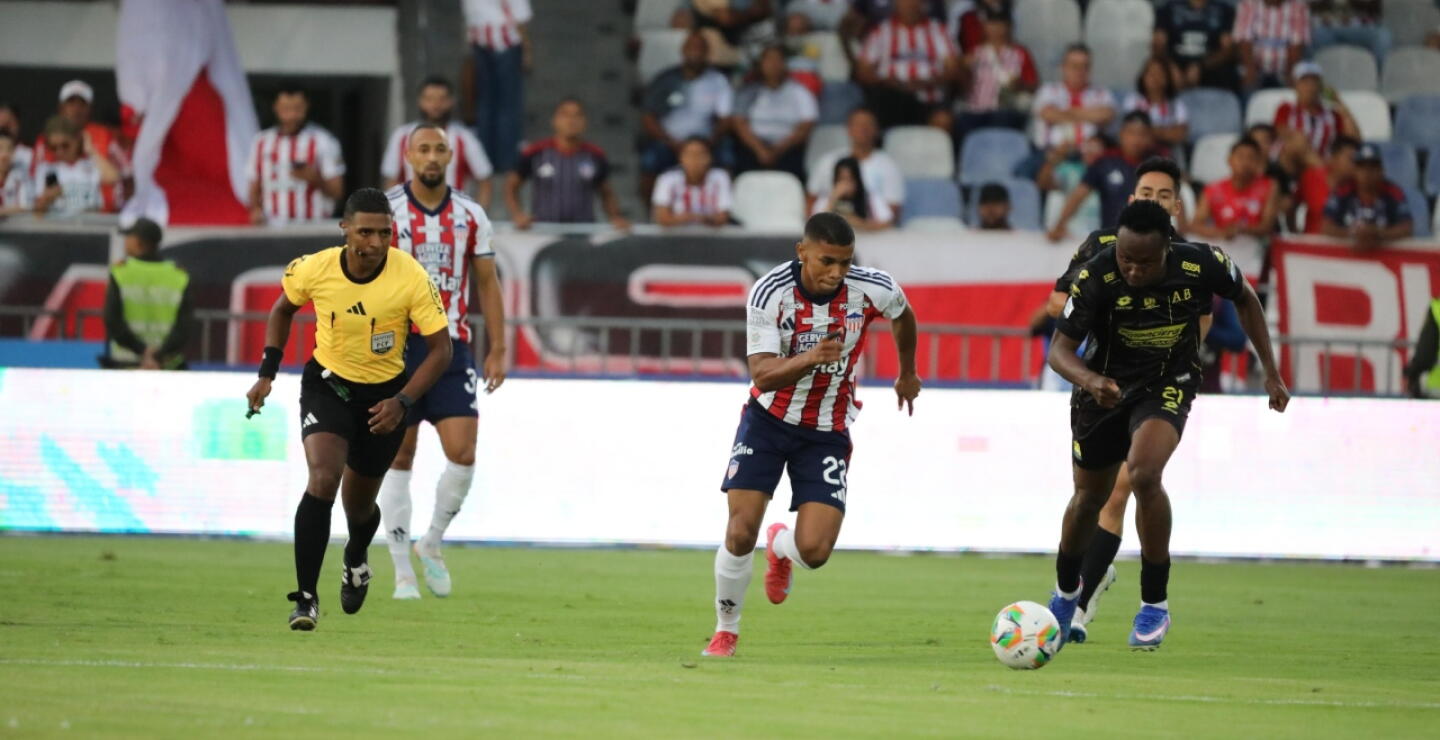 Acción de juego entre Junior vs. Bucaramanga por la Liga BetPlay I-2026.