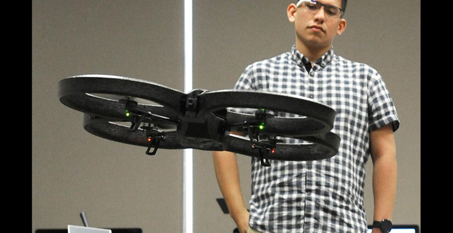 Los agricultores japoneses ya emplean 2.500 minihelicópteros para rociar pesticidas en laderas de montañas donde los tractores no pueden operar. También hay drones parecidos en Corea del Sur y Australia.