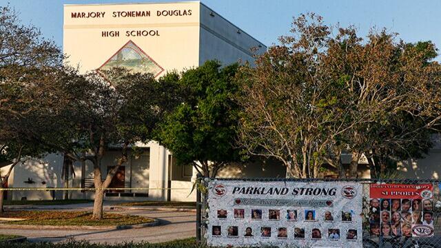 Arrestan y tildan de cobarde a policía que cuidaba secundaria de Parkland el día de la masacre
