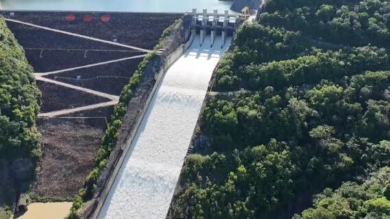 Apertura de compuertas embalse de Topocoro.jpg Apertura de compuertas embalse de Topocoro.jpg