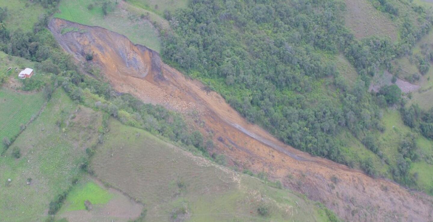 304945_BLU Radio. Vías y viviendas de Enciso destruídas por falla geológica /foto: Bomberos y Gobernación de Santander.
