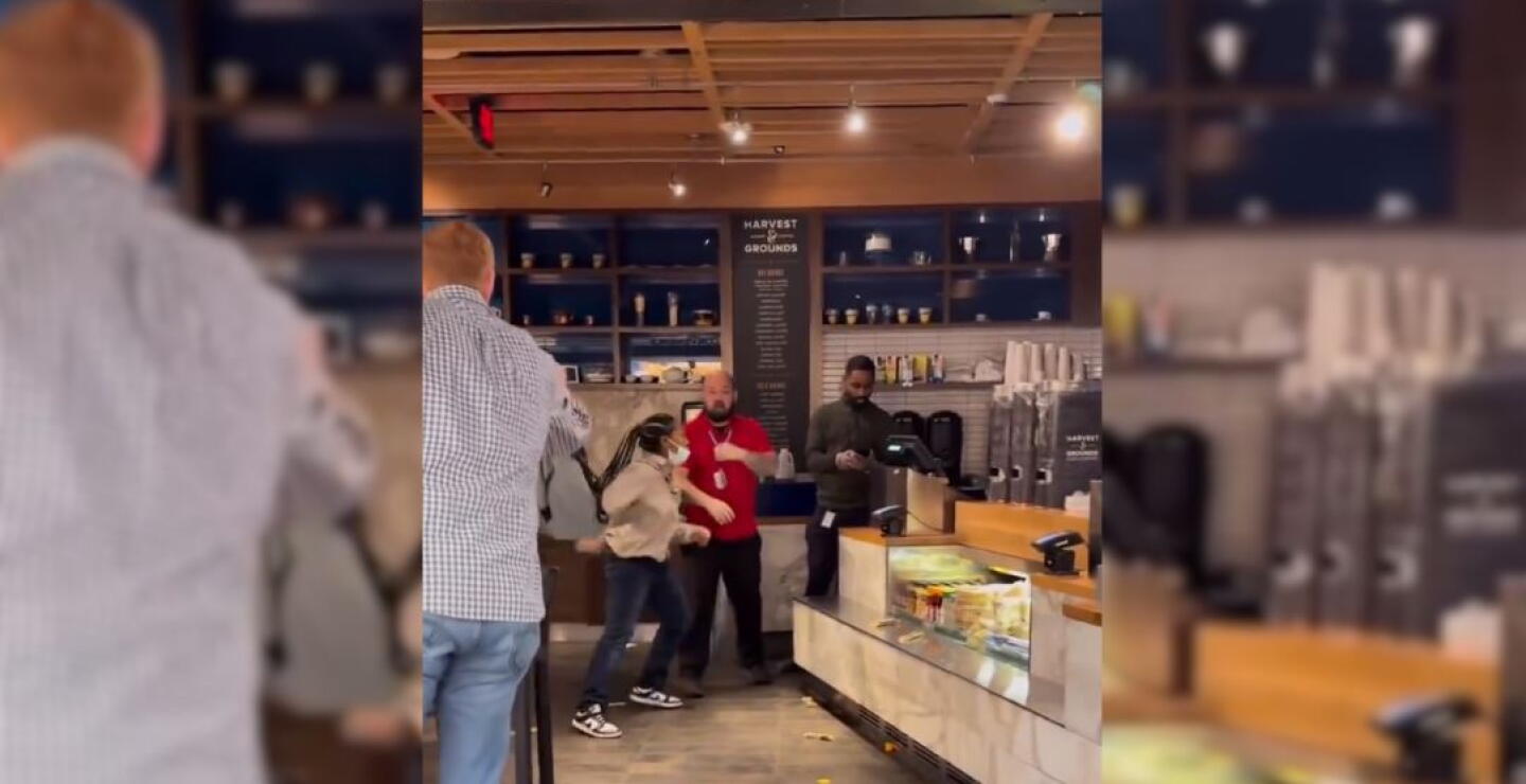 Empleada de restaurante en un aeropuerto peleó con compañero, se fue a los golpes con el jefe y la despidieron 