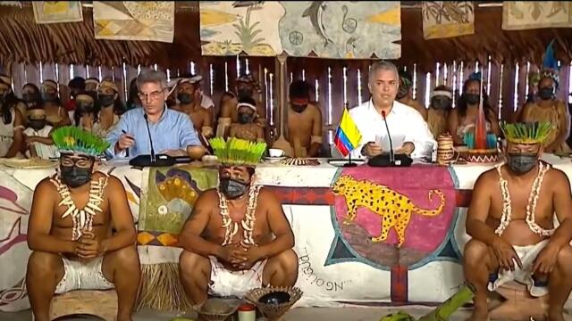 Polémica por fotografía de presidente Duque con los indígenas del Amazonas Polémica por fotografía de presidente Duque con los indígenas del Amazonas