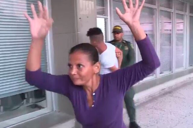 Mamá de alias ‘Pupileto’ golpeó a periodistas y hasta pateó a un policía