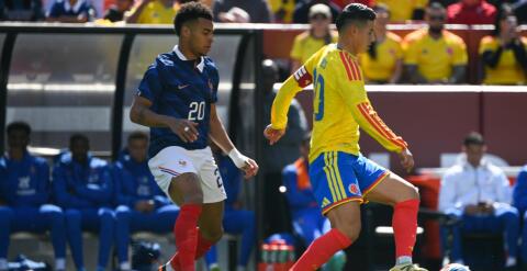 James Rodríguez en control de una jugada, ante la atenta mirada de Désiré Doué en Colombia vs. Francia.