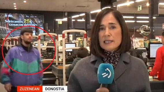 Hombre es captado robando en un supermercado Hombre es captado robando en un supermercado