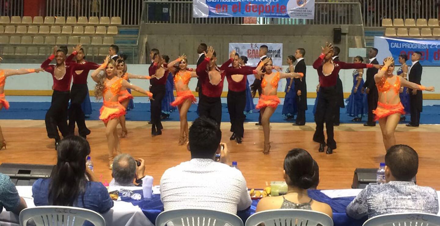 El canadiense Mario Acosta y el mexicano Dioney da Silva exhibieron la salsa ON ONE estilo Los Ángeles. Los ecuatorianos Estefanía Pérez y Daniel Camacho, campeones latinoamericanos de Baile Deportivo, impusieron el ritmo con rumba bolero y samba. Los mex