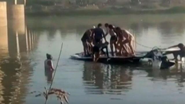 Tragedia en India: al menos 32 muertos por bus que cayó en un río 