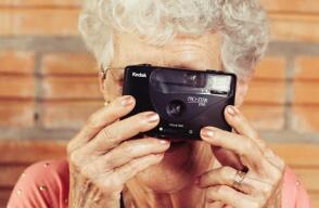 Los 10 pasatiempos de la 'vieja escuela' que los abuelos amaban y hoy son de tendencia