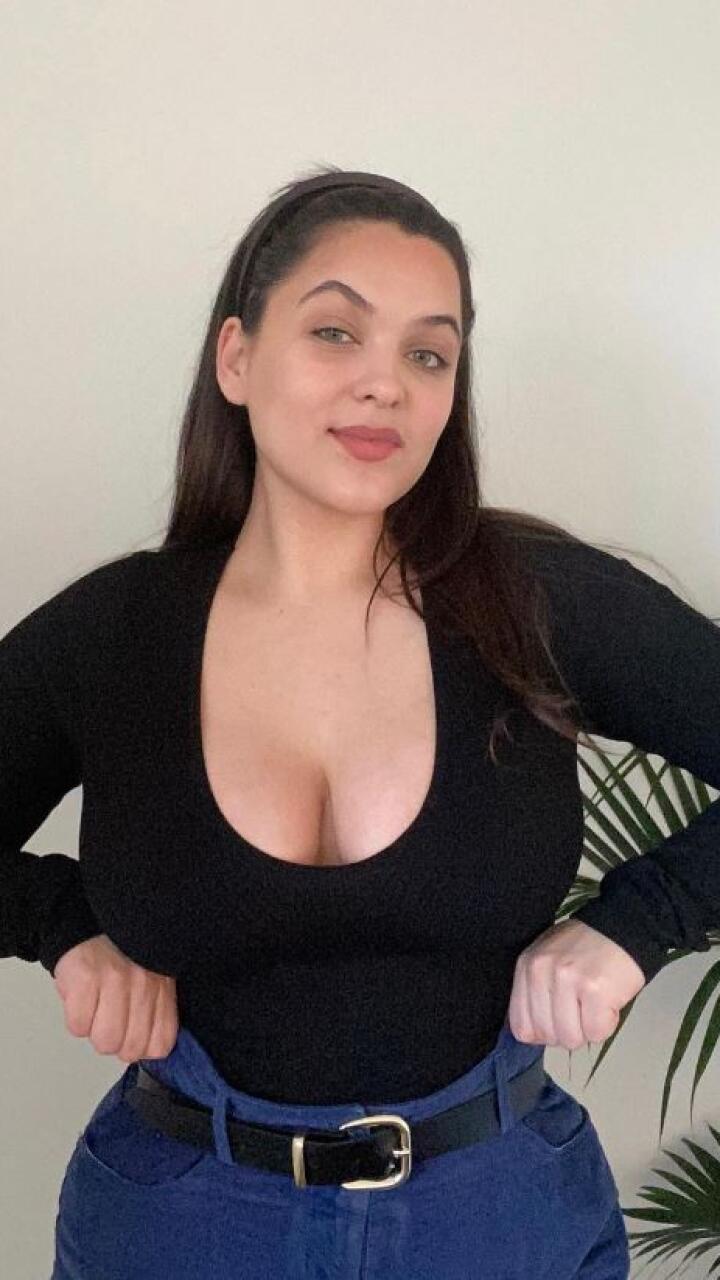 Modelo de OnlyFans dice que terminó en silla de ruedas tras usar demasiado el celular