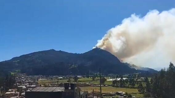 Fuerte incendio se registra en el municipio de Nemocón, Cundinamarca: “Parece un volcán” Fuerte incendio se registra en el municipio de Nemocón, Cundinamarca: “Parece un volcán”