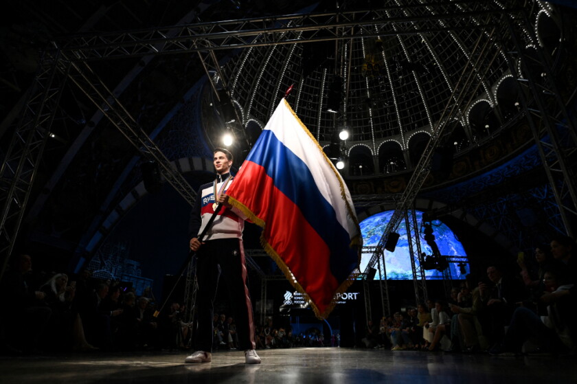 Deportista ruso, con la bandera de su país, en medio de los Juegos Olímpicos