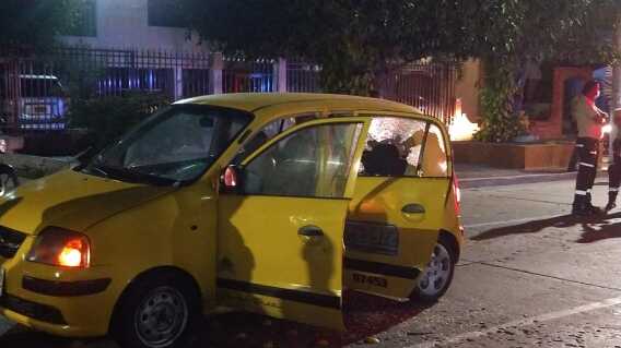 El hombre asesinado y el herido iban de pasajeros en la parte de atrás del taxi. El conductor resultó ileso. El hombre asesinado y el herido iban de pasajeros en la parte de atrás del taxi. El conductor resultó ileso.