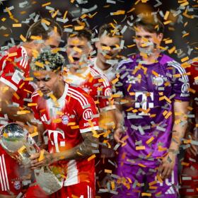 Luis Díaz en medio del festejo por el título de la Supercopa de Alemania. 